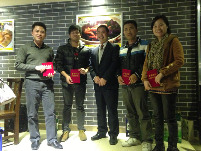 告別2013迎接2014,卓石公司團(tuán)隊(duì)年終聚餐,一起探討企業(yè)發(fā)展戰(zhàn)略與品嘗舌尖上的美味，非常感謝大家一直以來(lái)對(duì)卓石公司的支持，2014年我們會(huì)更加努力，會(huì)做得更好！